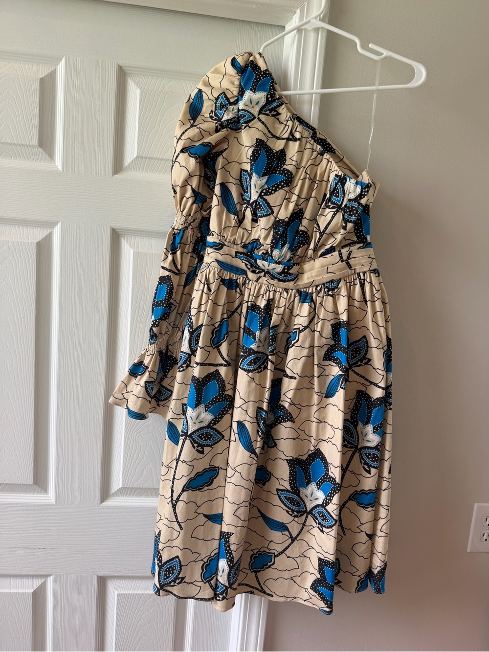 Autumn Adeigbo Cream and Blue Floral One-Shoulder Midi Dress - Picture 3 of 5